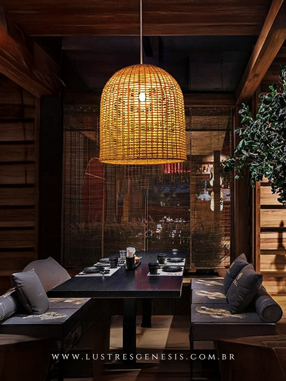 Luminária pendente de bambu moderno do tipo basket iluminando mesa de jantar em ambiente sofisticado, ideal para cozinha, área gourmet e sítios